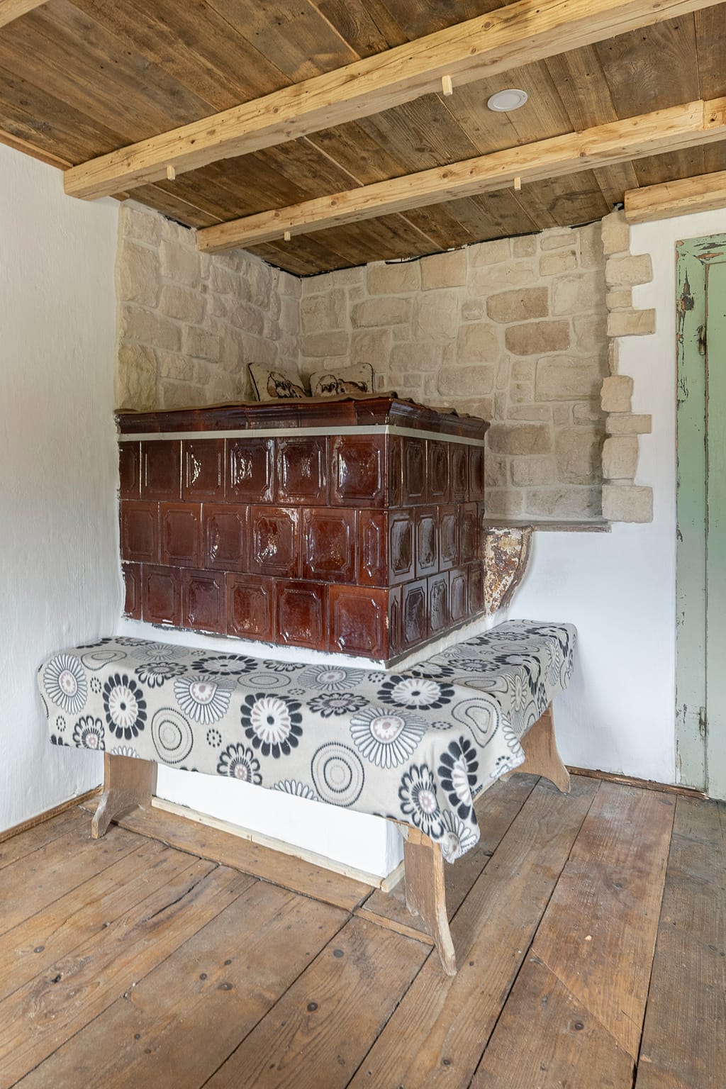 Tradicionalna lončena peč ob kamniti steni